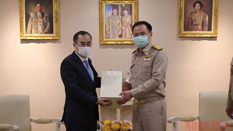泰国副总理兼卫生部长阿努廷会见越南驻泰国大使潘志成。（图片来源：人民报网）