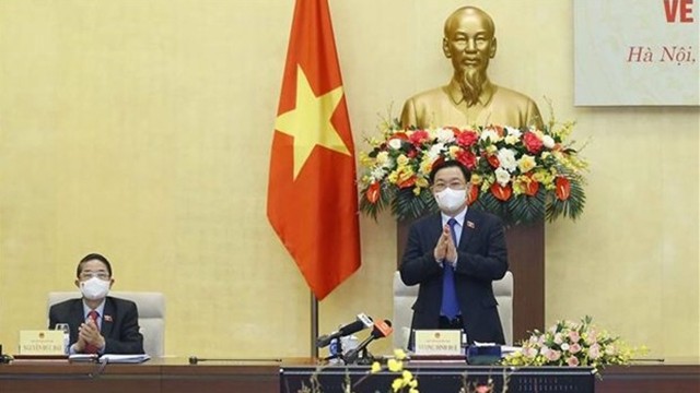 越南国会主席王廷惠在河内主持召开经济社会领域专家座谈会。（图片来源：越通社）