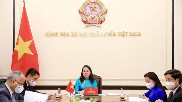 越南国家副主席武氏映春9月30日与尼日利亚副总统耶米·奥辛巴乔通电话。