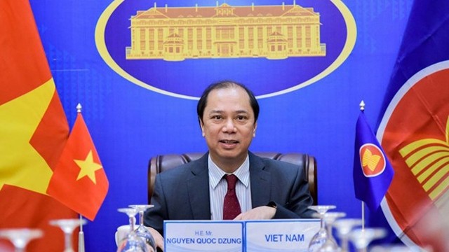 越南外交部副部长、东盟高官会越方代表团团长阮国勇率团通过视频出席会议。