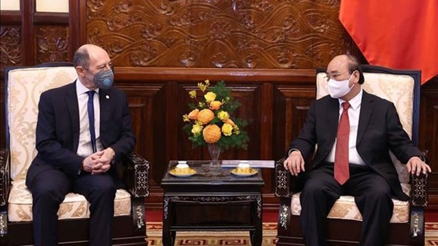 越南国家主席阮春福接见乌拉圭大使詹皮特罗。