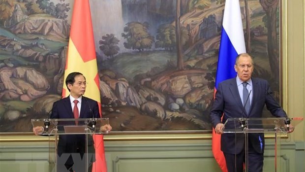 越南外交部长裴青山与俄罗斯外长拉夫罗夫举行新闻发布会。（图片来源：越通社）