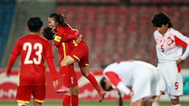 越南女足队庆祝进球。