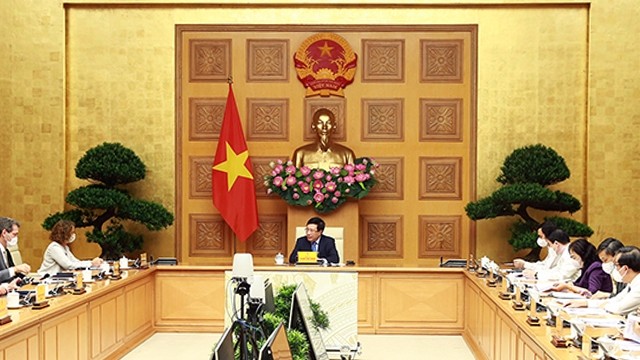 越南政府副总理范平明在会议上发表讲话。