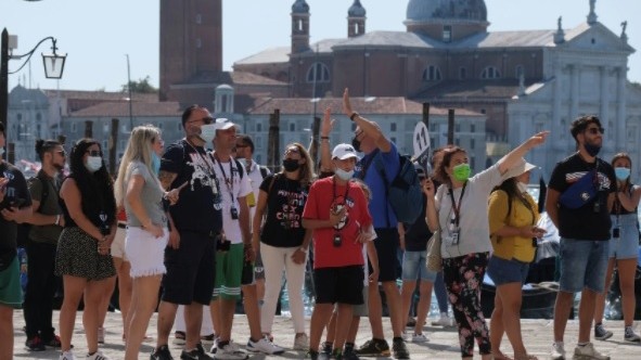 游客于2021年夏天返回意大利威尼斯。（图片来源：REUTERS）