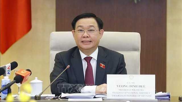 越南国会主席王廷惠主持会议。