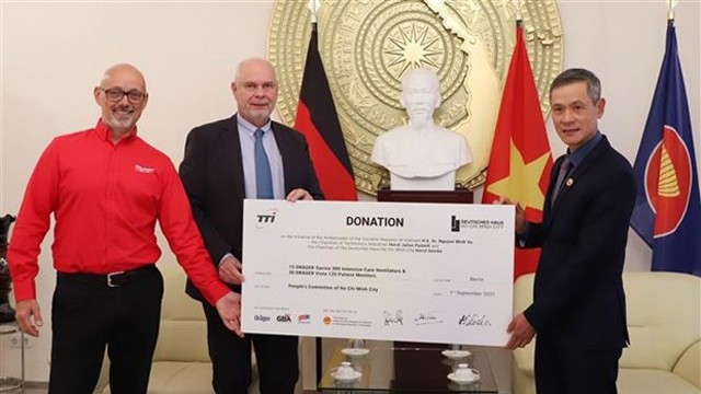 阮明宇大使接收了由Techtronic Industries有限公司和胡志明市德国之屋有限公司捐赠的医疗设备。