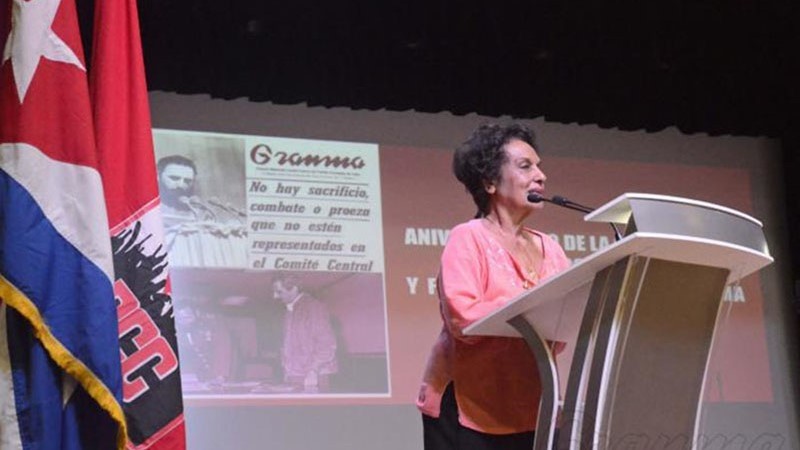 玛尔塔·罗哈斯在纪念《格拉玛报》创刊50周年庆典上发言。（Anabel Díaz 摄）