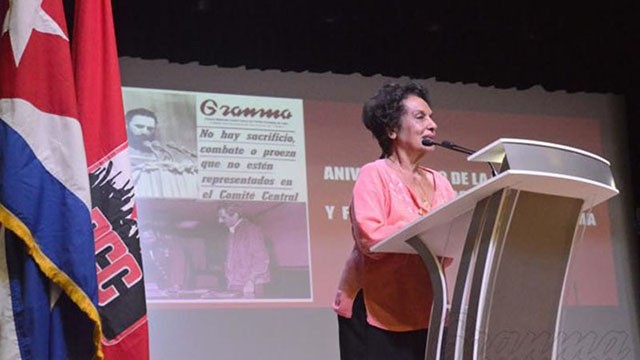 玛尔塔·罗哈斯记者在《格拉玛日报》50周年成立日纪念典礼上发言。（图片来源：《格拉玛日报》）