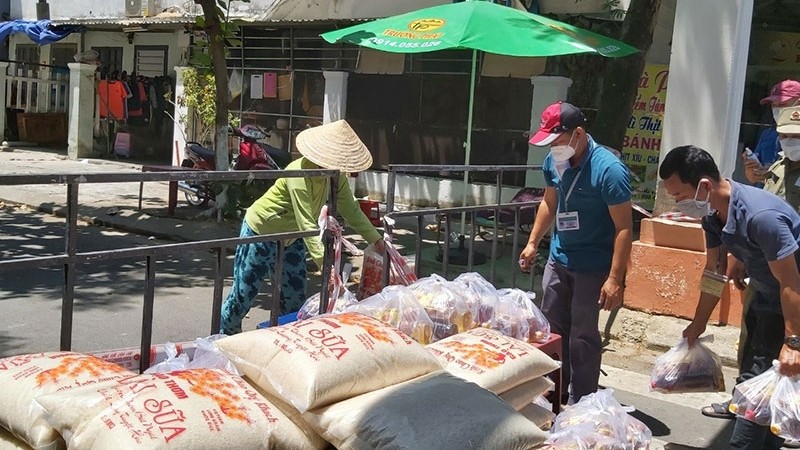岘港市向民众发放大米。