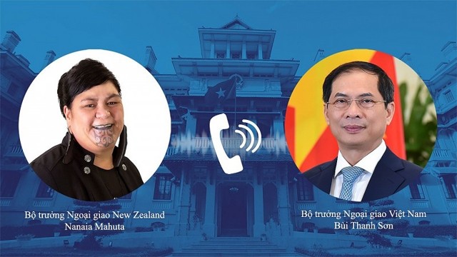 越南外交部长裴青山与新西兰外交部长纳纳娅•马胡塔通电话。