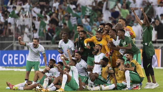 沙特阿拉伯球员赛后庆祝胜利。