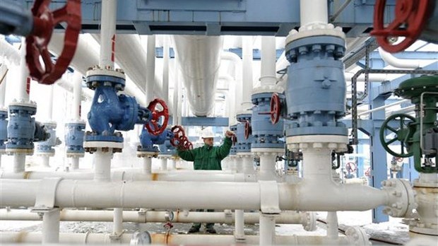 工人定期检查匈牙利天然气控制中心的天然气管道系统。（图片来源：AFP/越通社）
