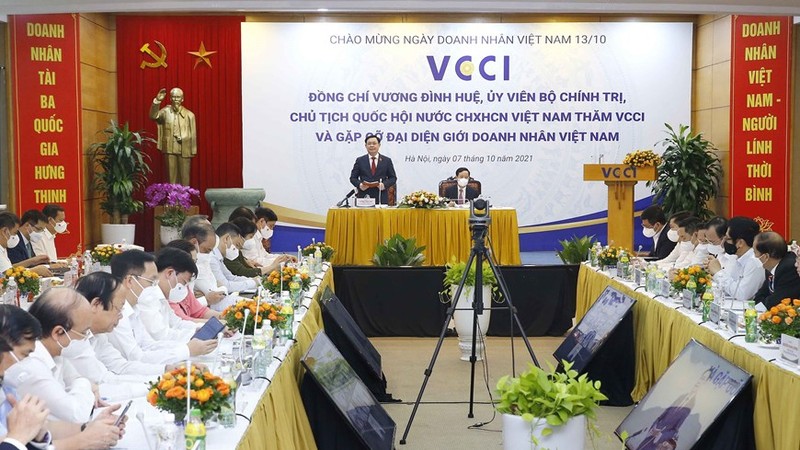 国会主席王廷惠与越南企业家会面。（图片来源：越通社）