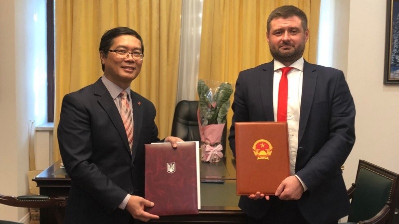 越南驻乌克兰大使阮宏石与乌克兰方面代表签署合作协议。（桂英 摄）