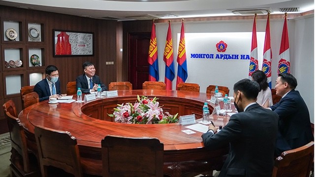 越南驻蒙古大使尹庆心会见蒙古人民党总书记阿玛尔巴伊斯格楞。