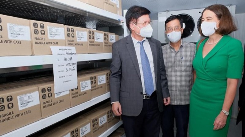 越南卫生部副部长张国强接收澳方捐赠的30万剂阿斯利康新冠疫苗和医疗设备。（图片来源：卫生部）