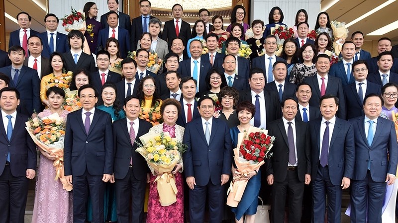 范明正总理会见越南企业家代表。（陈海 摄）