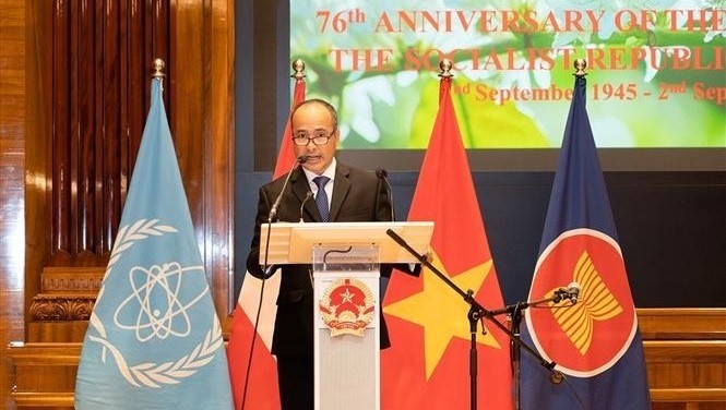越南驻奥地利大使、越南常驻维也纳国际组织代表阮忠坚发表讲话。
