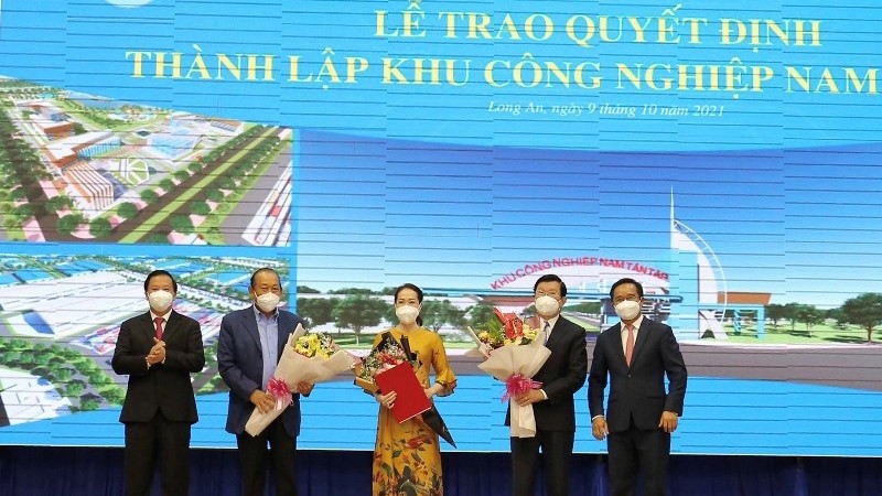 隆安省人委会向隆安Saigontel有限公司颁发南新习工业区成立与投资决定书。