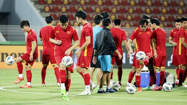 越南球员们在阿曼苏丹卡布斯体育场进行场地适应训练。