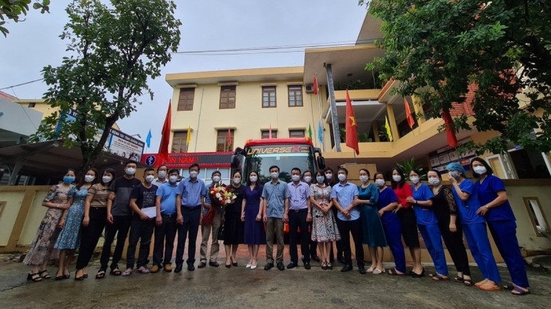 广平省工作代表团启程前往老挝甘蒙省协助该省抗击新冠肺炎疫情。（图片来源：VOV）
