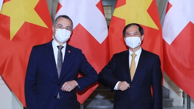 越南外交部长裴青山（右）与瑞士副总统兼外交部长伊格纳齐奥·卡西斯。（图片来源：越通社）
