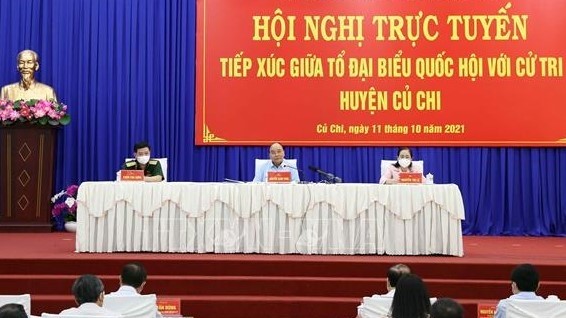 国家主席阮春福会见胡志明市古芝县选民。（图片来源：越通社）