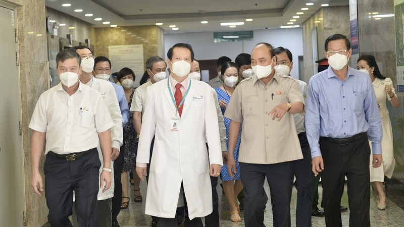 国家主席阮春福走访胡志明市儿童医院。（图片来源：年轻人报）
