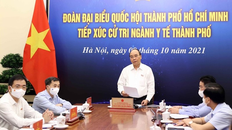 国家主席阮春福接触胡志明市卫生部门选民。（图片来源：越通社）