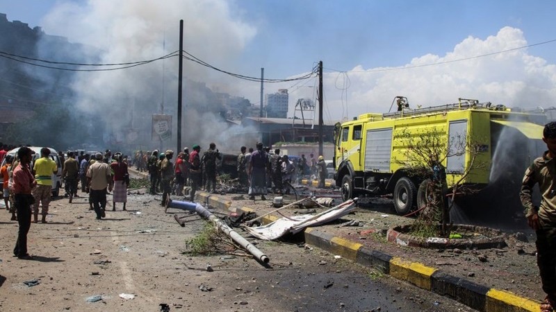 10月10日在也门亚丁发生爆炸现场。 （图片来源：路透社）