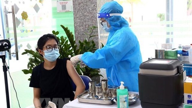 附图：宁顺省医务人员对民众接种疫苗。