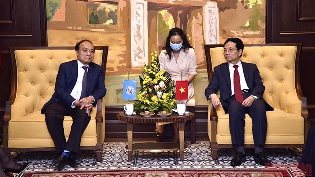 阮孟雄部长会见国际电信联盟秘书长赵厚麟。