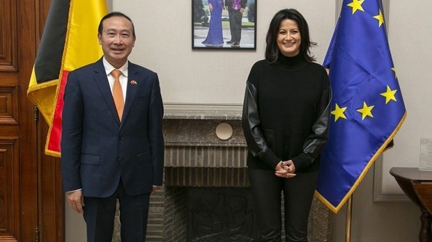 比利时参议长斯蒂芬妮·乔斯与阮文草大使合影留念。（图片来源：越通社）