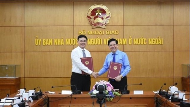 海外越南人国家委员会与越南民营企业家协会签署合作备忘录。（图片来源：越通社）