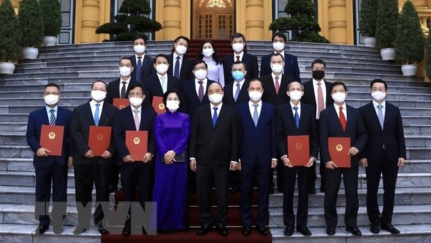  越南国家主席阮春福和各位驻外大使和代表机构代表合影。（图片来源：越通社）