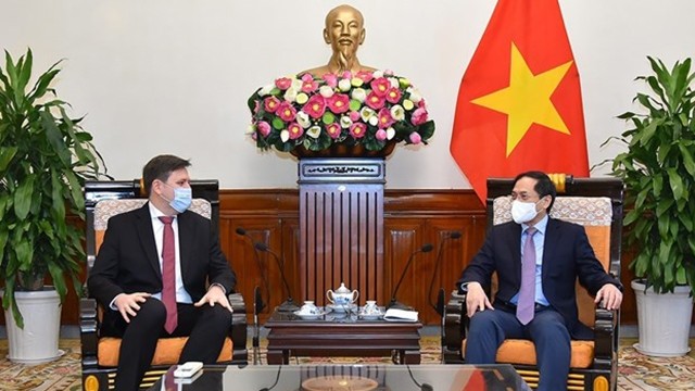 越南外交部部长裴青山会见了波兰驻越南大使沃伊切赫•加韦尔。（图片来源：越通社）
