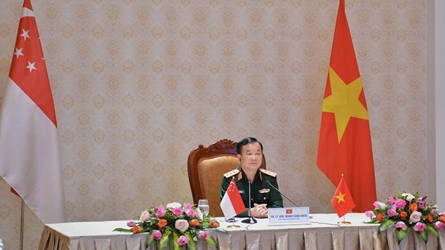 越共中央委员、国防部副部长黄春战上将出席会议。（图片来源：人民军队报）