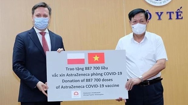 越南卫生部副部长杜春宣接收由波兰政府和人民捐赠的AstraZeneca疫苗。（图片来源：越通社）