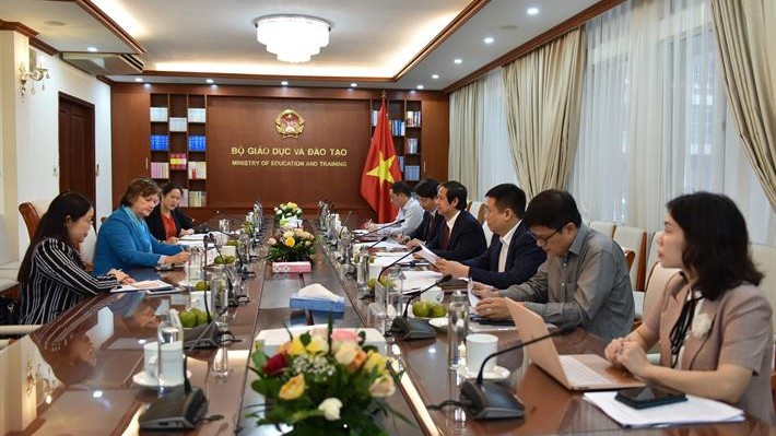 越南教育培训部部长阮金山会见联合国儿童基金会驻越首席代表花楠。