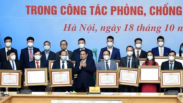 范明正总理向在第四波疫情防控中取得突出成绩的个人授予奖状。（陈海 摄）
