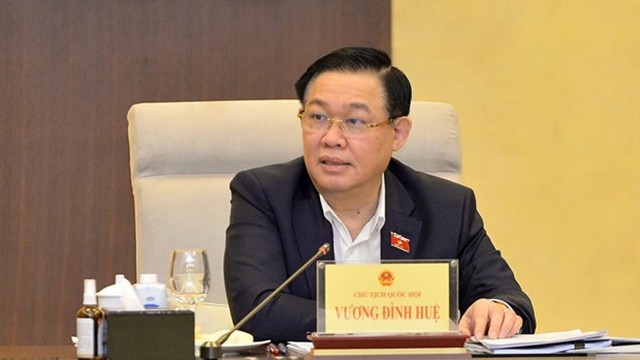 越南国会主席王廷惠发表讲话。