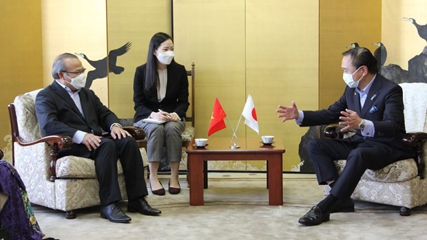 神奈川县知事黑岩佑治（左）会见越南驻日本大使武红南。（图片来源：越通社）
