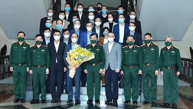 黄春战副部长和越南驻外代表机构首席代表合影。