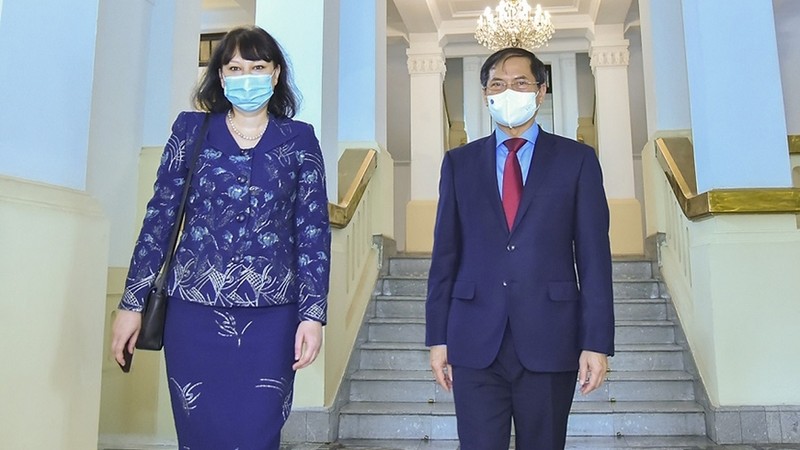 裴青山部长会见罗马尼亚驻越南大使克里斯蒂娜·罗米拉。