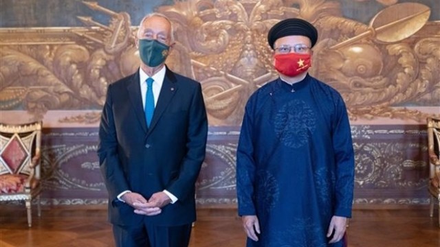 越南新任驻葡萄牙大使丁全胜（右）与葡萄牙总统马塞洛·雷贝洛·德索萨 （左）。（图片来源：越通社）