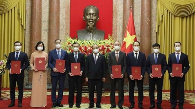 越南国家主席阮春福向任期2021~2024年的8位新驻外大使颁发任命决定。（图片来源：越通社）