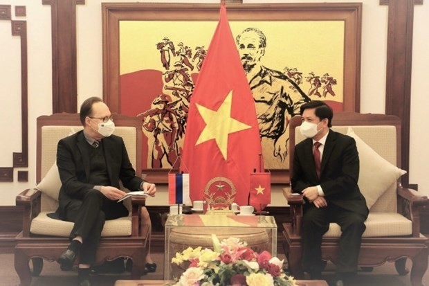 越南交通运输部长阮文体会见俄罗斯驻越特命全权大使根纳季·贝兹德科。