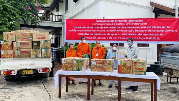 越南佛教协会助力老挝中央佛教联盟渡过疫情难关。