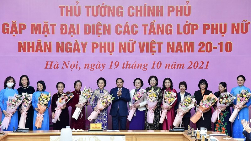 越南政府总理范明正会见了各界妇女典范代表。（陈海 摄）